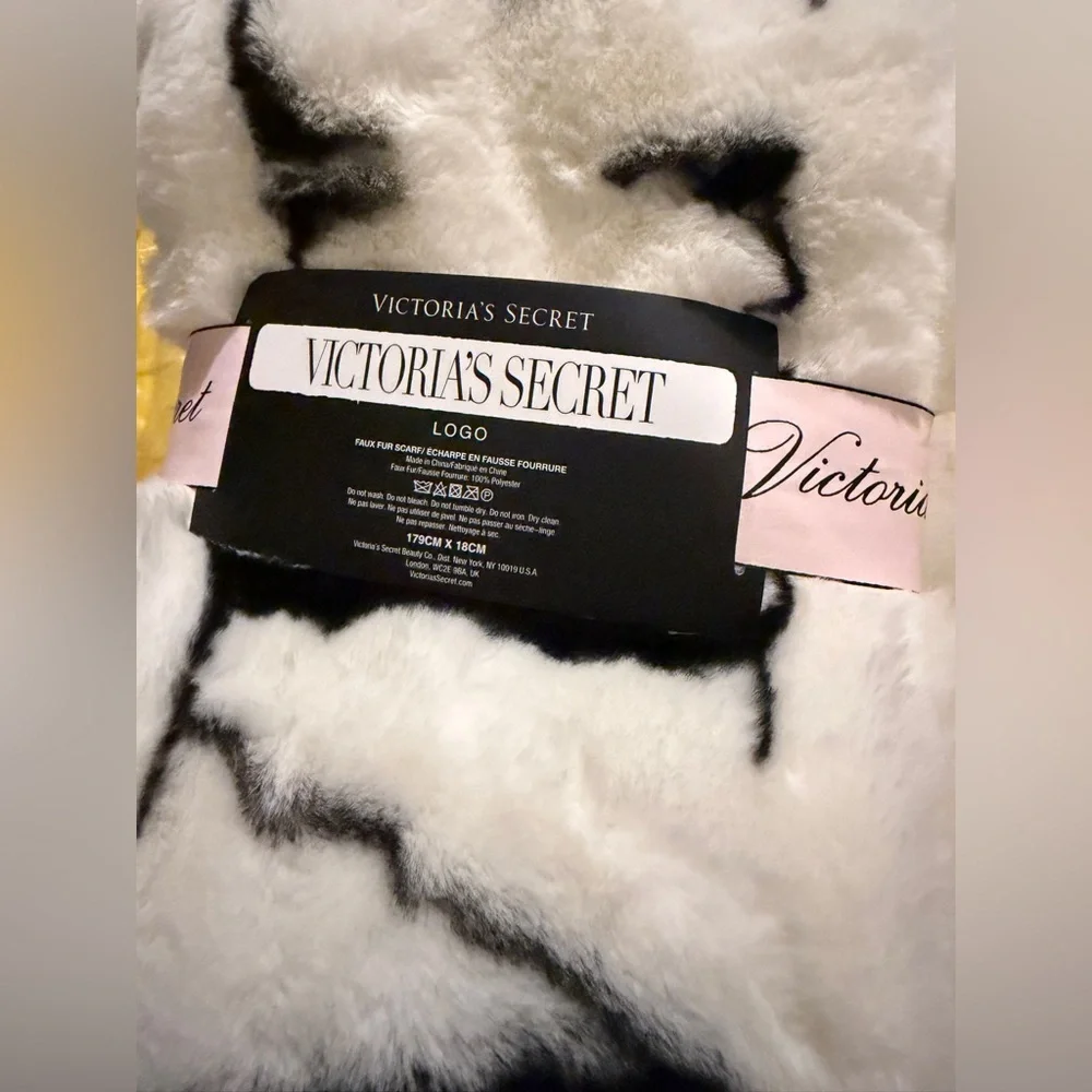Victoria's Secret Faux Fur Scarf White Black Logo 70’L‎ 7’W Winter Cozy Mobwife